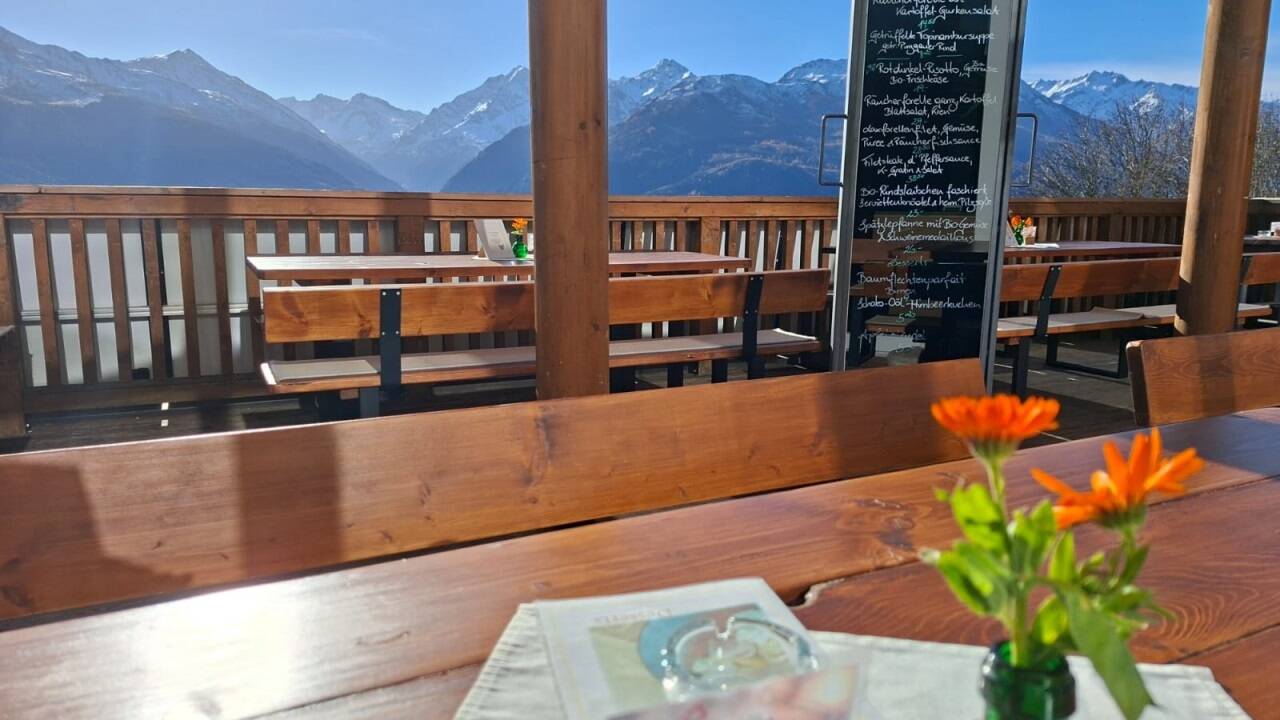 Ein liebevoll gedeckter Tisch mit herrlicher Aussicht: ein Stück Luxus im Alltag. Die Wirtsleute und die Beschenkten sind auf eigenen Wunsch nicht im Bild. Ein liebevoll gedeckter Tisch mit herrlicher Aussicht: ein Stück Luxus im Alltag. Die Wirtsleute und die Beschenkten sind auf eigenen Wunsch nicht im Bild.