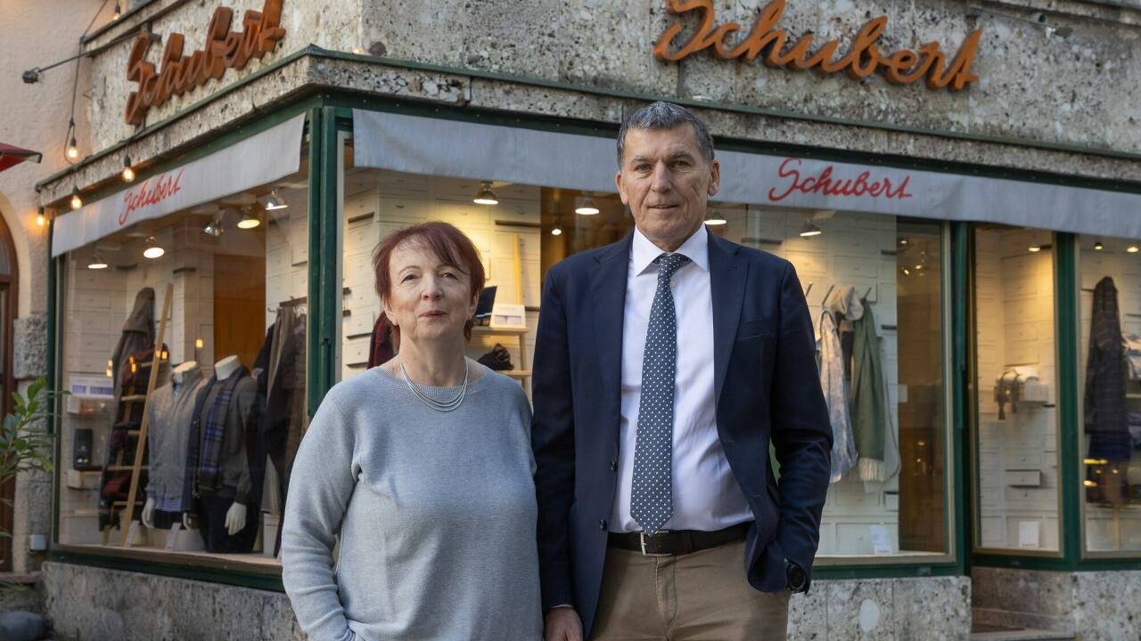 Rosi und Ludwig Hengge sagen bald Ade. Bis Ende Jänner ist das Herrenwäsche-Fachgeschäft im Sauterbogen in der Rechten Salzburger Altstadt noch geöffnet. Das Ehepaar gibt die Hoffnung nicht auf, dass sich doch noch ein Nachfolger findet. Rosi und Ludwig Hengge sagen bald Ade. Bis Ende Jänner ist das Herrenwäsche-Fachgeschäft im Sauterbogen in der Rechten Salzburger Altstadt noch geöffnet. Das Ehepaar gibt die Hoffnung nicht auf, dass sich doch noch ein Nachfolger findet.