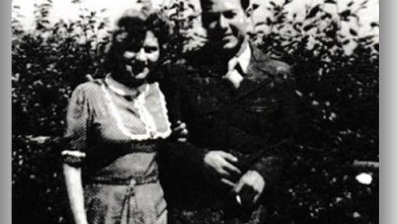 Die Eltern von Brigitte Schützeneder; der Vater war amerikanischer Besatzungssoldat. Und die Tochter hielt den Stiefvater viele Jahrzehnte lang für ihren leiblichen Vater.  Die Eltern von Brigitte Schützeneder; der Vater war amerikanischer Besatzungssoldat. Und die Tochter hielt den Stiefvater viele Jahrzehnte lang für ihren leiblichen Vater.