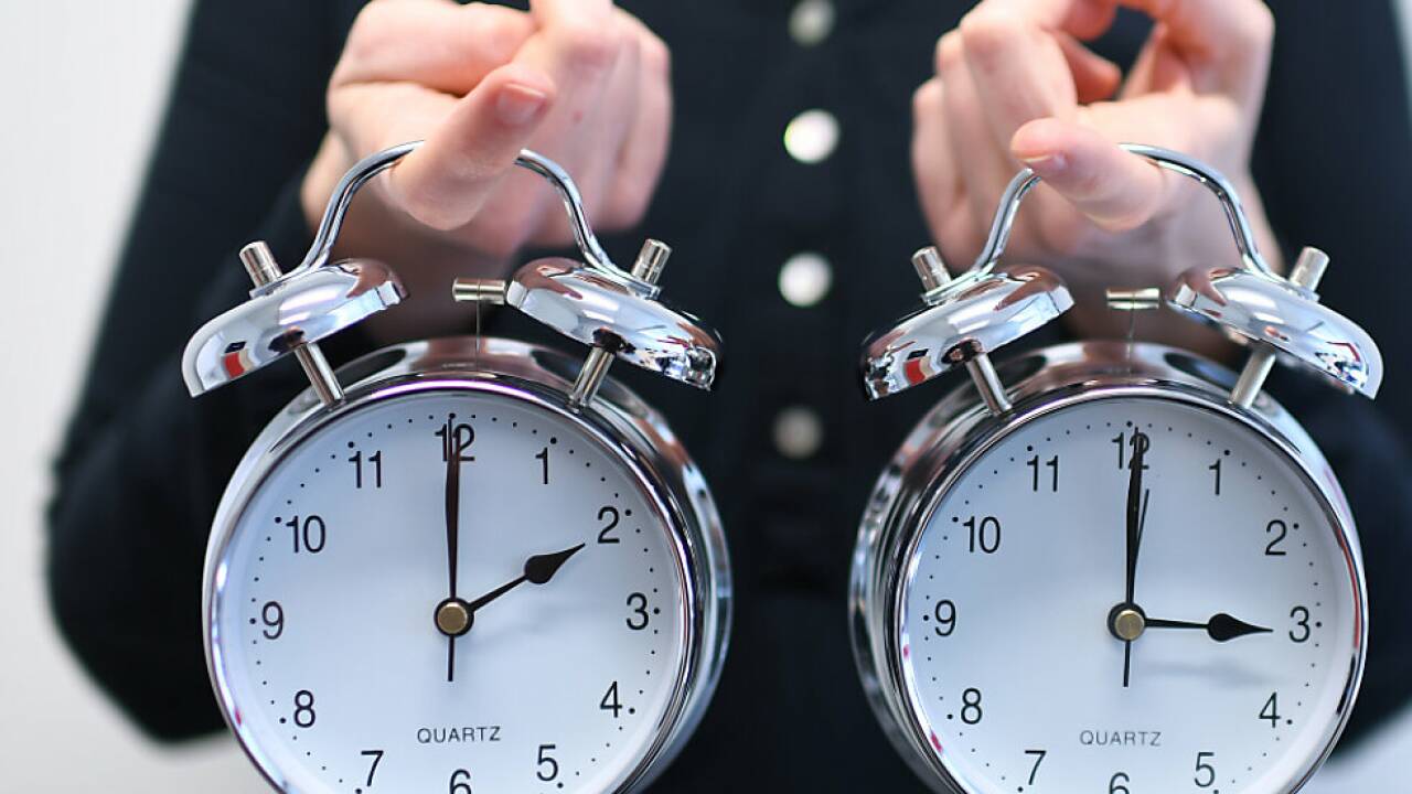 Erst vor drei Wochen wurden die Uhren umgestellt. Die Sehnsucht unter Bürgerinnen und Bürgern der EU ist groß, dass diese Praxis endet. Doch die politische Einigung dafür lässt weiter auf sich warten. Erst vor drei Wochen wurden die Uhren umgestellt. Die Sehnsucht unter Bürgerinnen und Bürgern der EU ist groß, dass diese Praxis endet. Doch die politische Einigung dafür lässt weiter auf sich warten.