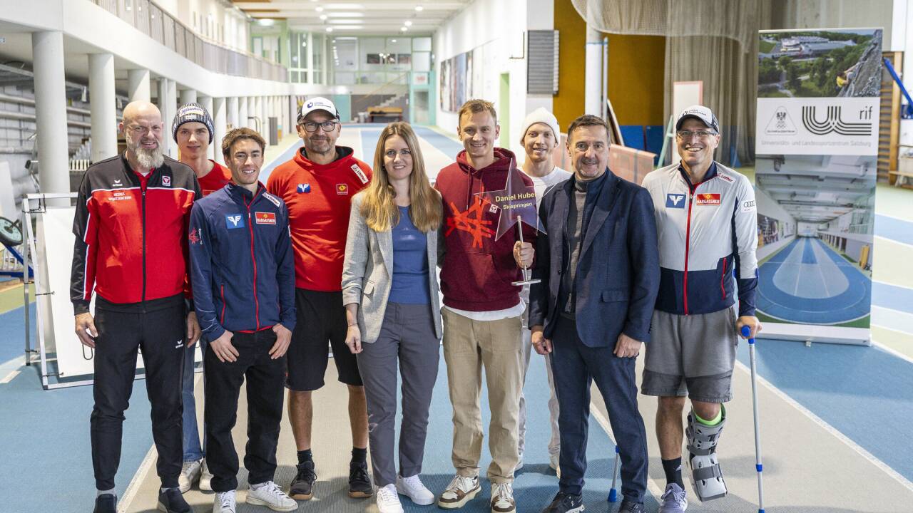 Zum Stern gratulierten Daniel Huber (4. von rechts) HSZ-Kommandant Christian Rabenberger, Max Ortner, Stefan Kraft, Harald Diess, Sabrina Rohrmoser, Jan Hörl, Landesrat Martin Zauner und Alexander Diess (von links nach rechts). Zum Stern gratulierten Daniel Huber (4. von rechts) HSZ-Kommandant Christian Rabenberger, Max Ortner, Stefan Kraft, Harald Diess, Sabrina Rohrmoser, Jan Hörl, Landesrat Martin Zauner und Alexander Diess (von links nach rechts).