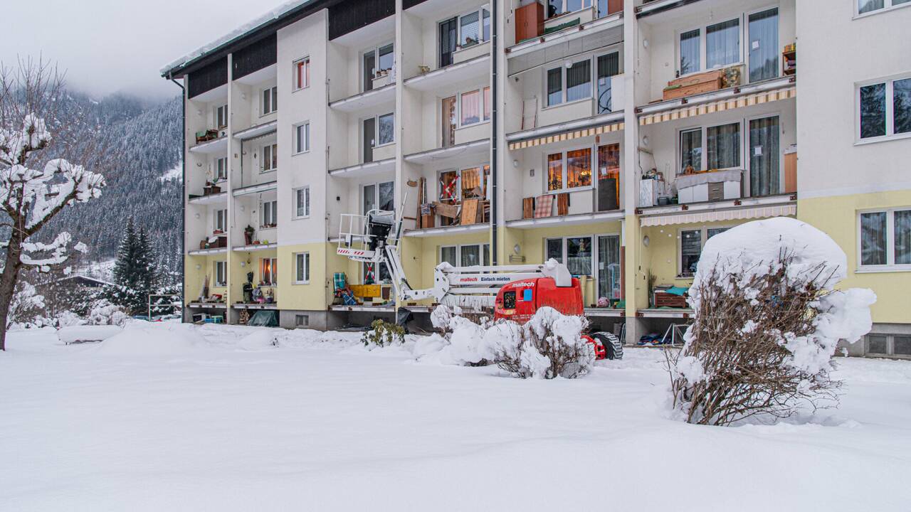 In diesem Wohnblock in Bad Gastein war es im Jänner 2023 zu dem tödlichen Unglück gekommen. Die Seniorin stürzte vom Balkon – nicht wissend, dass die Geländer abmontiert worden waren. In diesem Wohnblock in Bad Gastein war es im Jänner 2023 zu dem tödlichen Unglück gekommen. Die Seniorin stürzte vom Balkon – nicht wissend, dass die Geländer abmontiert worden waren.