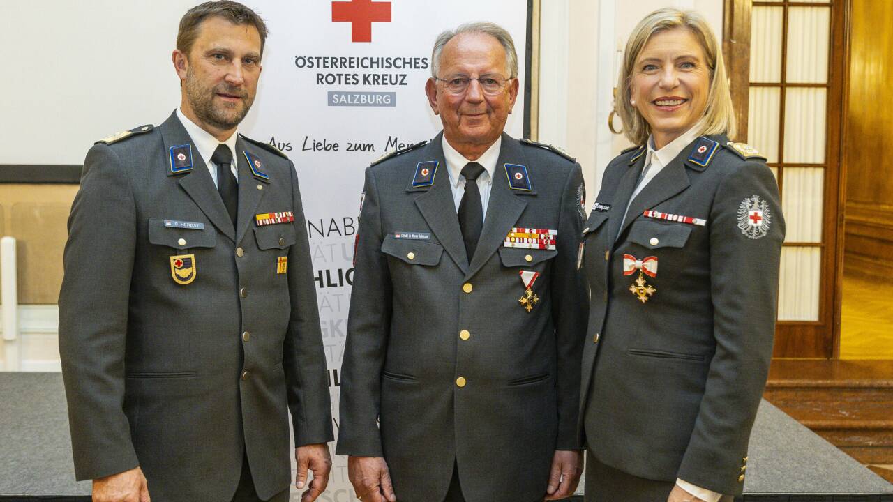 Nach dem Abgang von Landesrettungskommandant Stefan Herbst (links) üben (ehemalige) Mitglieder des Roten Kreuzes Salzburg Druck auf Präsident Werner Aufmesser und Geschäftsführerin Sabine Tischler aus. Nach dem Abgang von Landesrettungskommandant Stefan Herbst (links) üben (ehemalige) Mitglieder des Roten Kreuzes Salzburg Druck auf Präsident Werner Aufmesser und Geschäftsführerin Sabine Tischler aus.