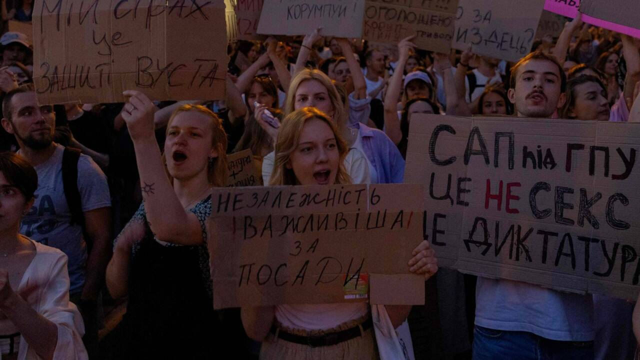 Im Juli demonstrierten junge Ukrainerinnen und Ukrainer für die Unabhängigkeit der Antikorruptionsbehörde. Im Juli demonstrierten junge Ukrainerinnen und Ukrainer für die Unabhängigkeit der Antikorruptionsbehörde.