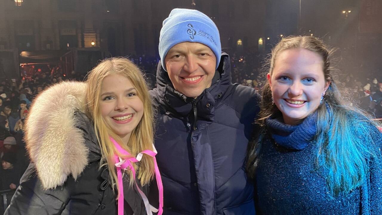 Annchristin Wagschal (l.) und Birgit Grutschnigg (r.) sind Teil des Ballkomitees des BORG Gastein. Beim Silvesterpfad 2024 konnten sie Musiker Martin Grubinger (m.) überzeugen, den Ehrenschutz für ihren Maturaball zu übernehmen.  