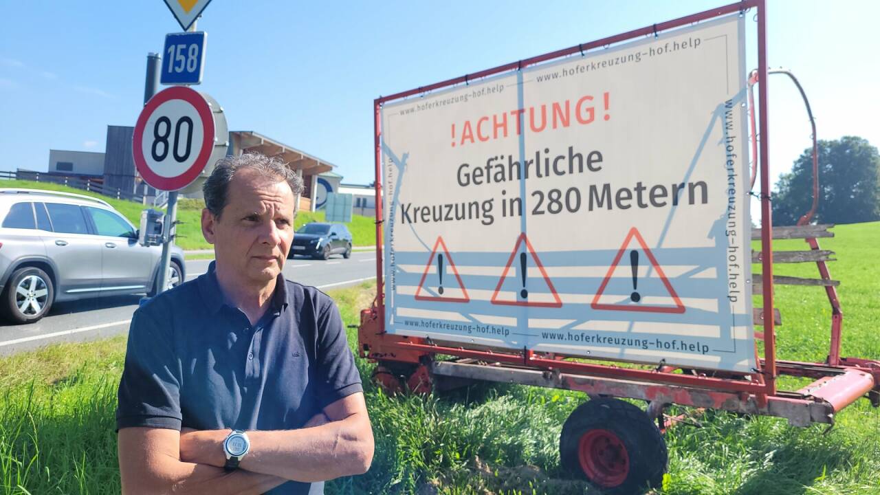 Anrainer Siegfried Rösslhuemer hat im Sommer dieses Transparent angebracht. Anrainer Siegfried Rösslhuemer hat im Sommer dieses Transparent angebracht.