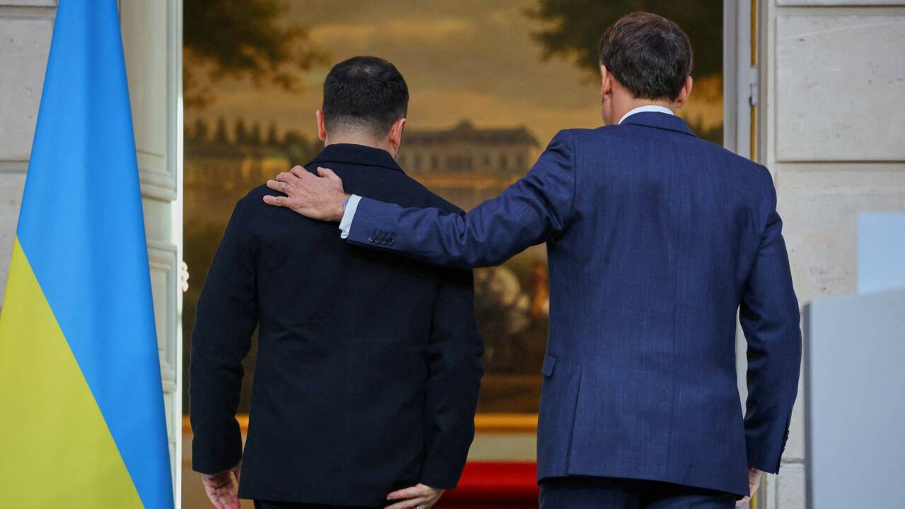 Wolodymyr Selenskyj (links) und Frankreichs Präsident Emmanuel Macron in Paris. Wolodymyr Selenskyj (links) und Frankreichs Präsident Emmanuel Macron in Paris.