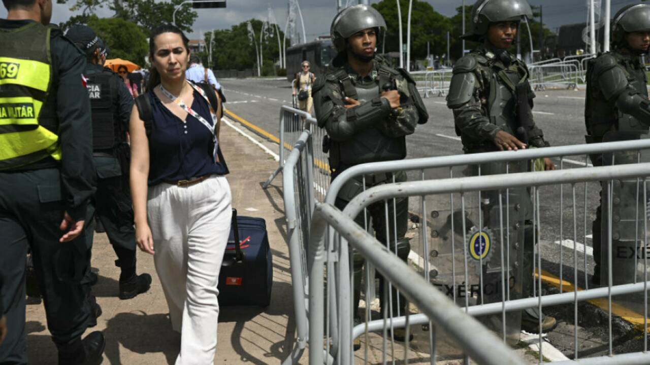 Schwer bewaffnete Sicherheitskräfte sind überall am Gelände postiert Schwer bewaffnete Sicherheitskräfte sind überall am Gelände postiert