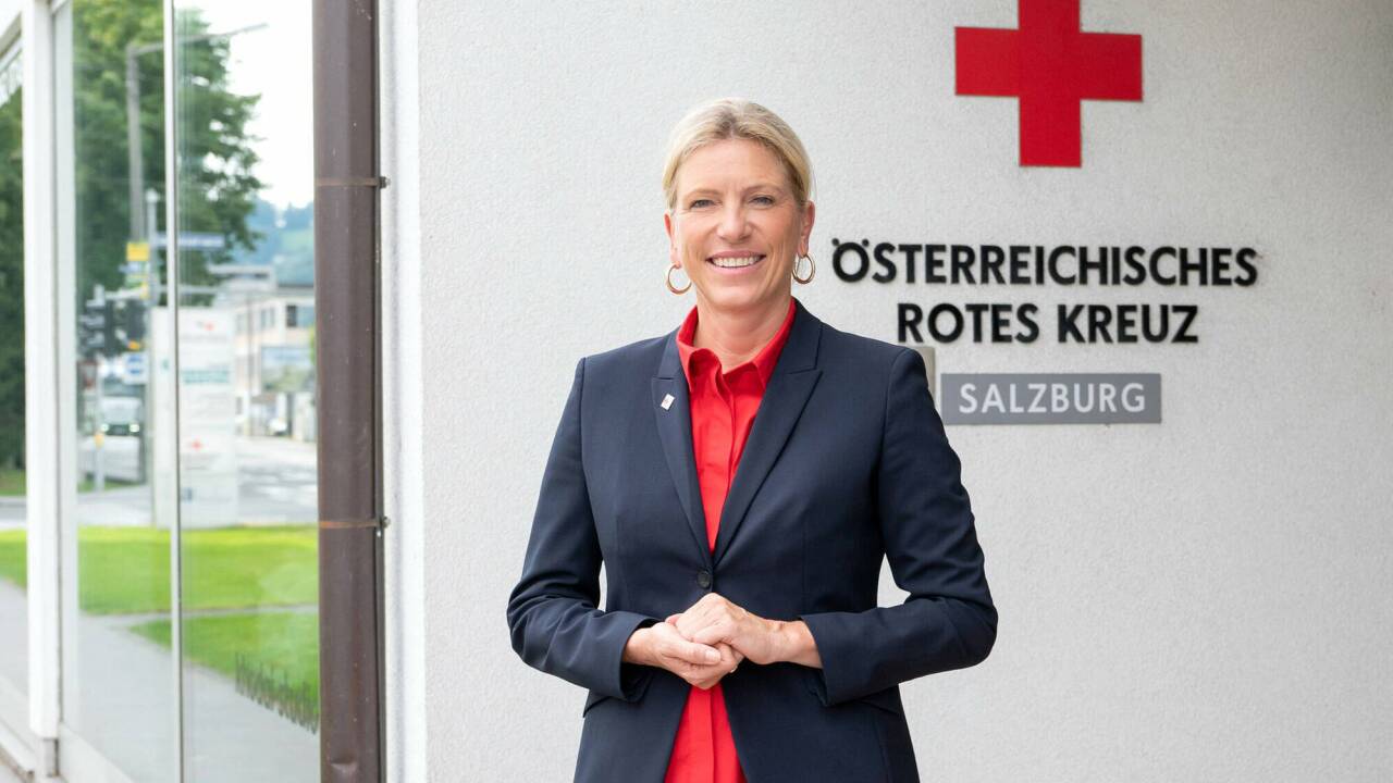 RK-Geschäftsführerin Sabine Tischler vor der Landeszentrale in Salzburg. RK-Geschäftsführerin Sabine Tischler vor der Landeszentrale in Salzburg.