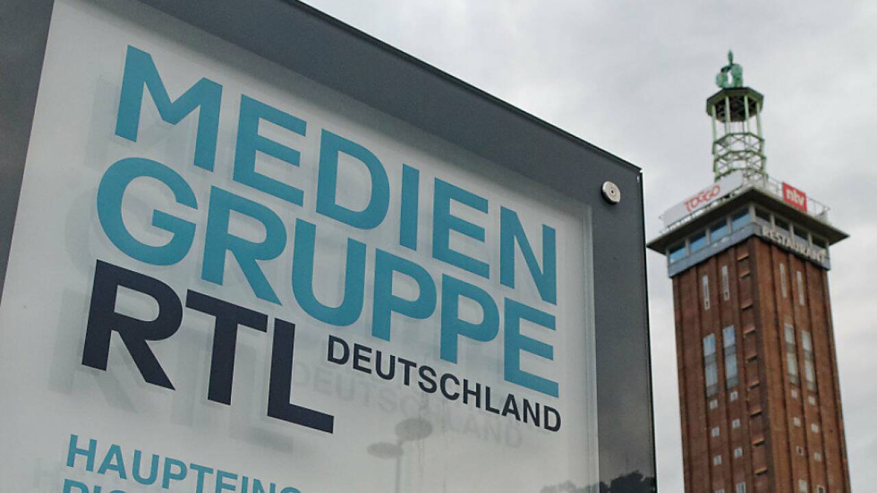 Firmenschild der Mediengruppe RTL Deutschland. 