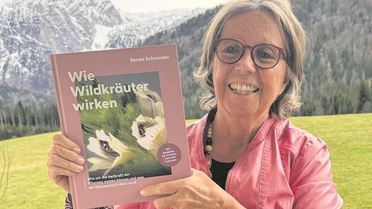 Autorin, Biochemikerin, pensionierte Professorin und Kräuterliebhaberin Renée Schroeder durchforstet mit Leidenschaft wissenschaftliche Datenbanken nach den neuesten Studien und Erkenntnissen zur Heilwirkung von Wildkräutern und Heilpflanzen. Im Frühjahr stellte sie ihr neues Buch „Wie wilde Kräuter wirken“ vor. 