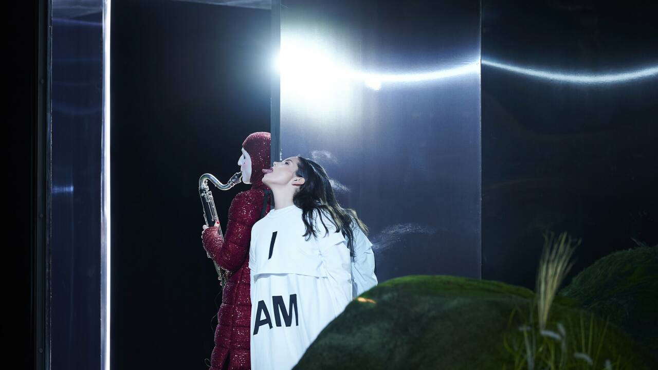 Álfheiður Erla Guðmundsdóttir als Alice, Teresa Doblinger als Raupe. 