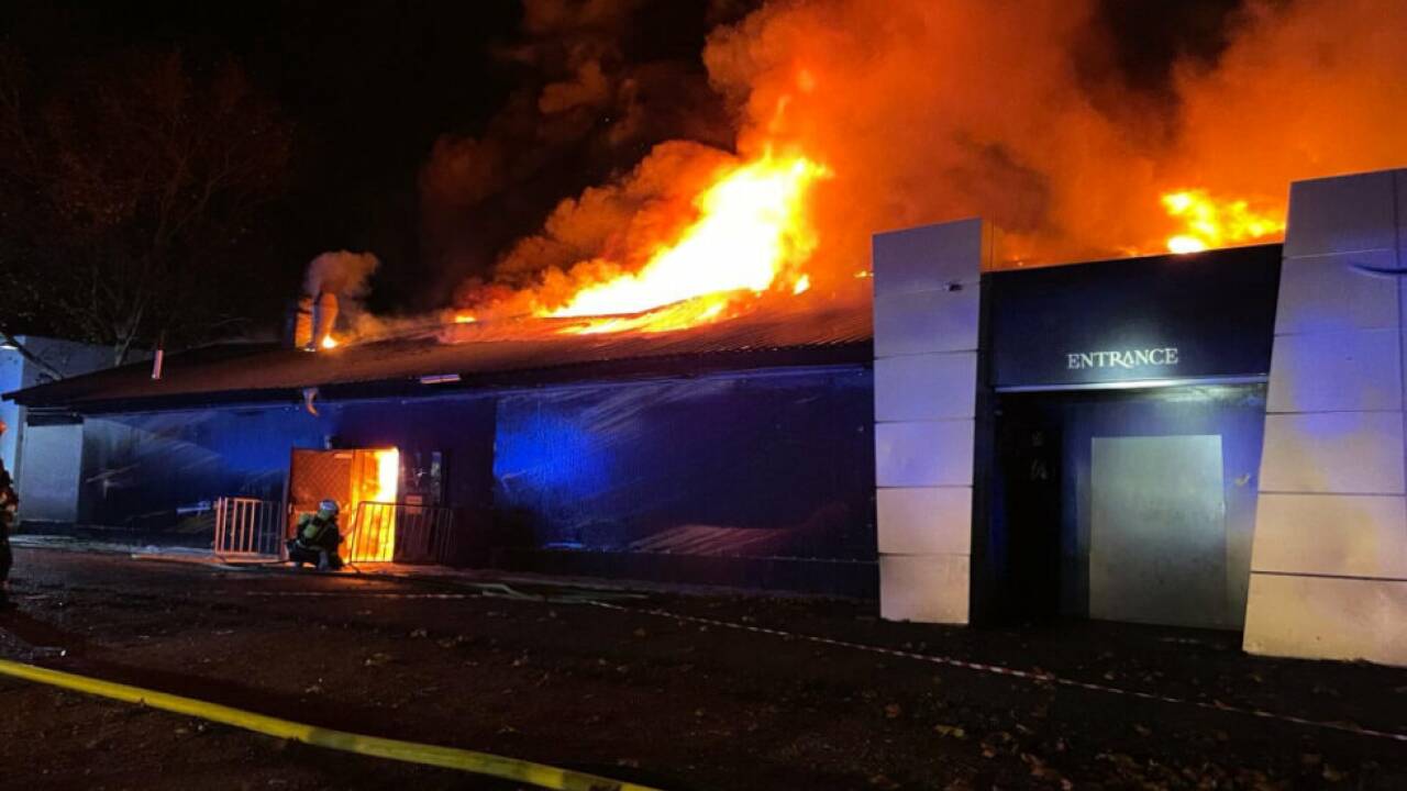 Einsatzkräfte verhinderten Übergreifen der Flammen auf Supermarkt 