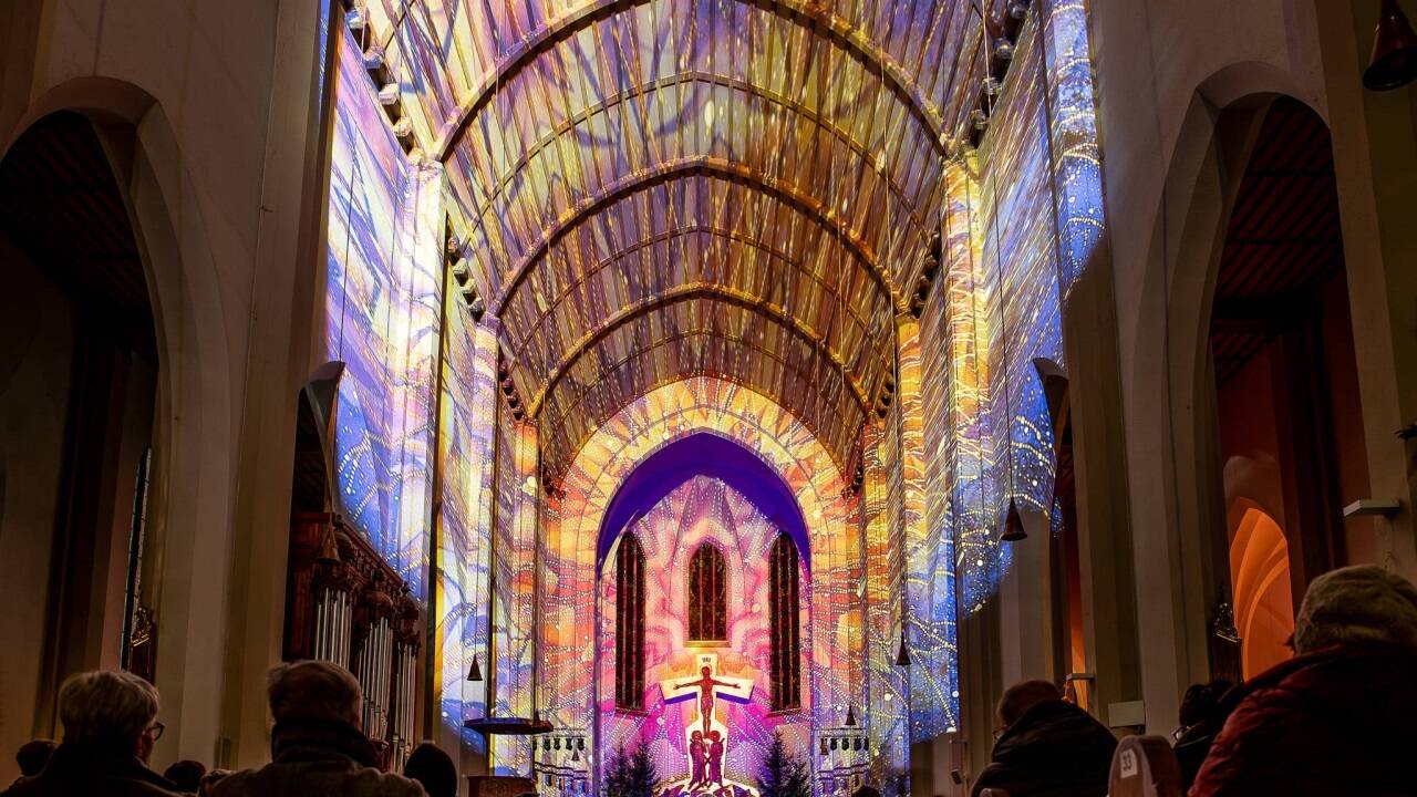 Lichtinstallationen vom Feinsten in der KircheBild: Klaus Huber/Salzburger Advent 