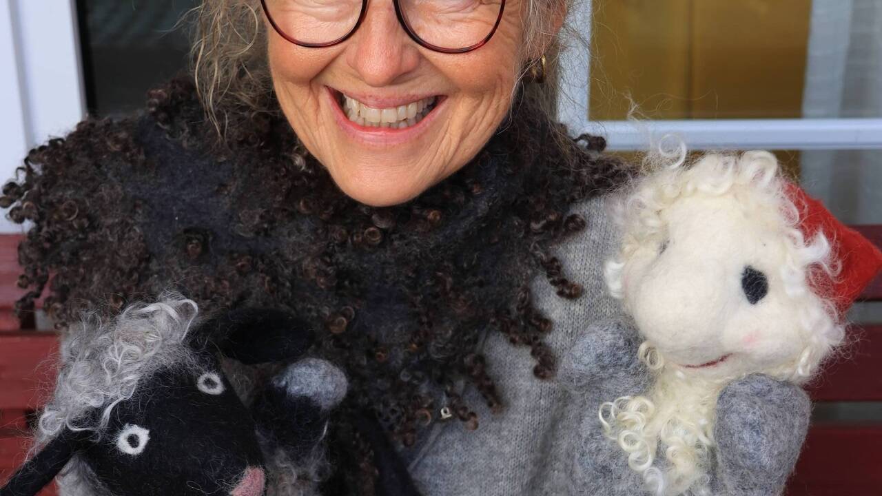 Eva Huber mit ihren lockigen Filzgefährten. Eva Huber mit ihren lockigen Filzgefährten.
