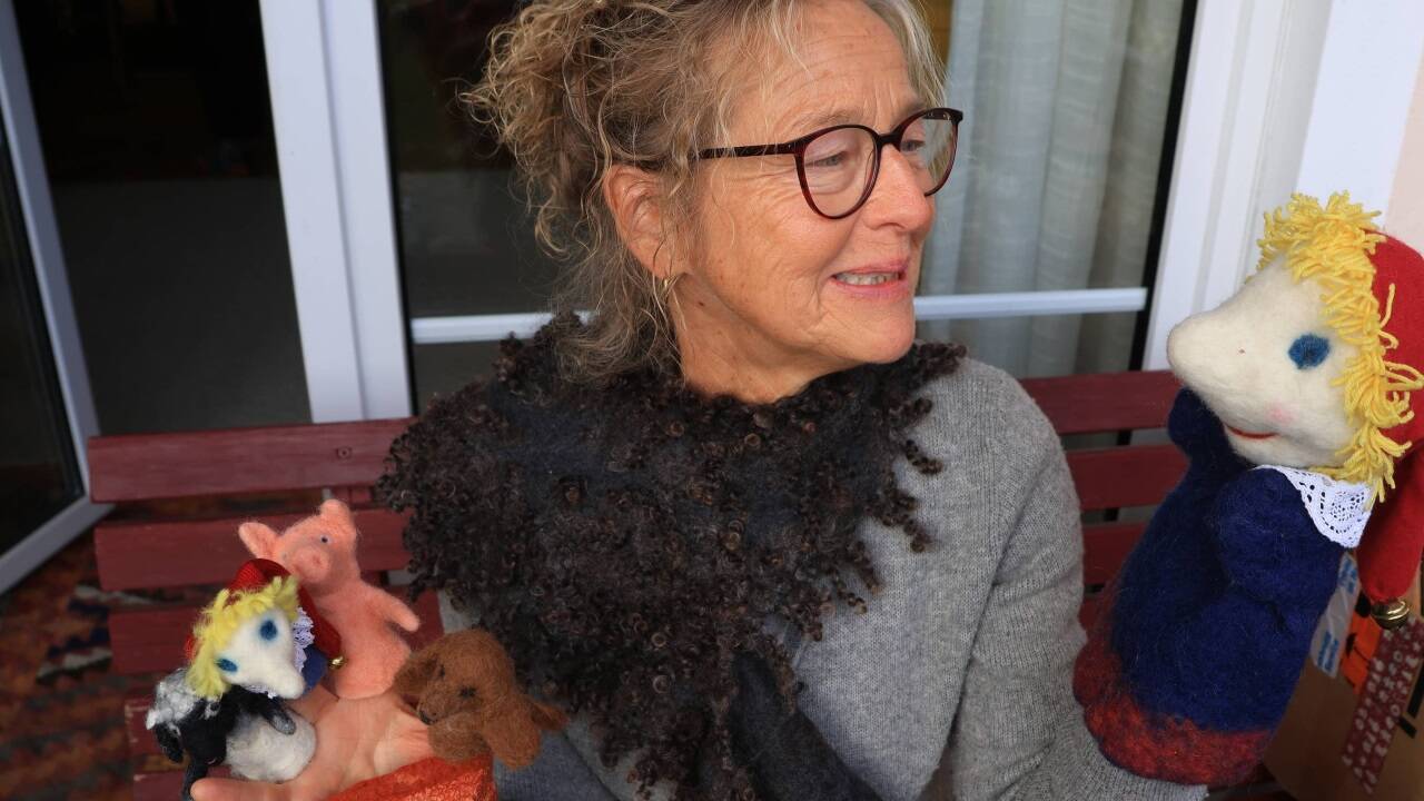 Eva Huber im Gespräch mit ihren Handpuppen. Eva Huber im Gespräch mit ihren Handpuppen.