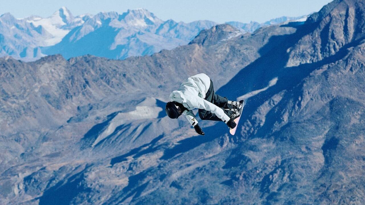 Florian-Lechner-springt-hoch-ber-die-Halfpipe-in-Richtung-Olympia