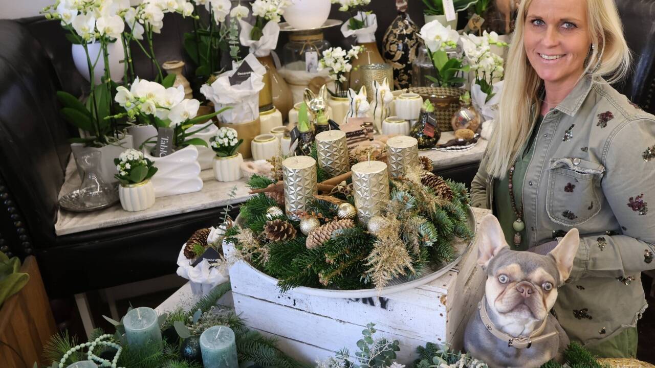 Verena Gangl mit ihrem Gismo in einer Welt von Adventkränzen. 