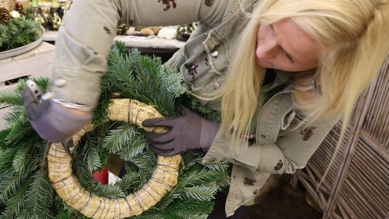 Am Ende wird der Draht gut hinten „vernäht“. 