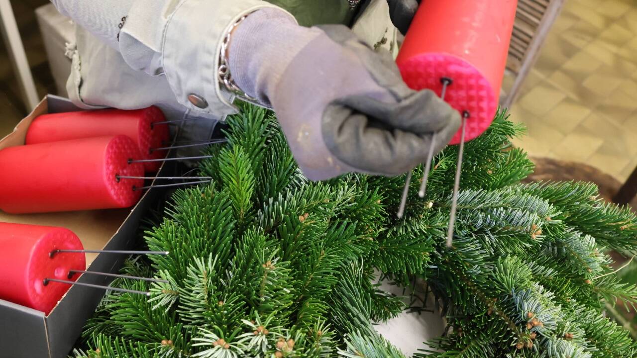 Die Kerzen werden mit Draht versehen, diese landen mitten im Kranz. 