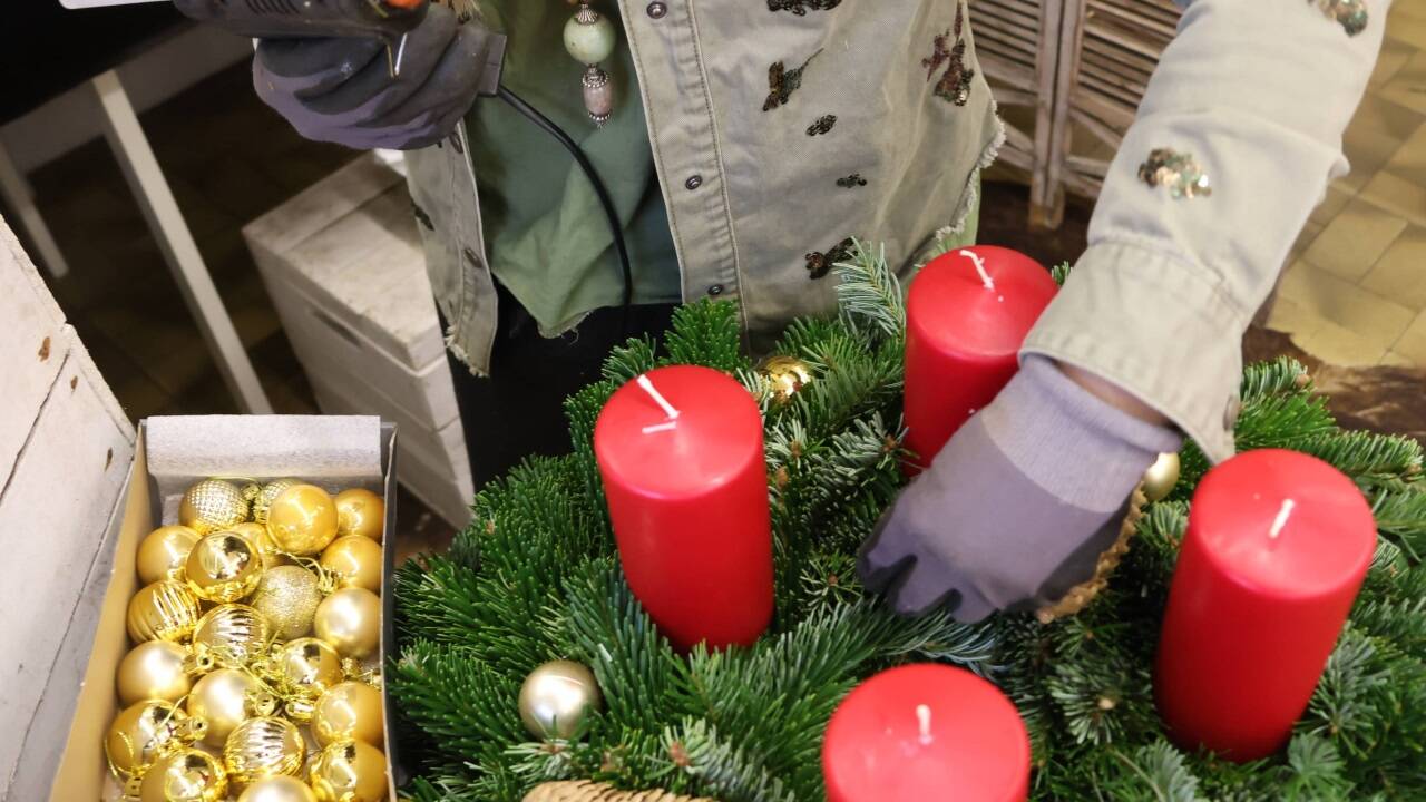 Zapfen und Weihnachtskugeln ...  