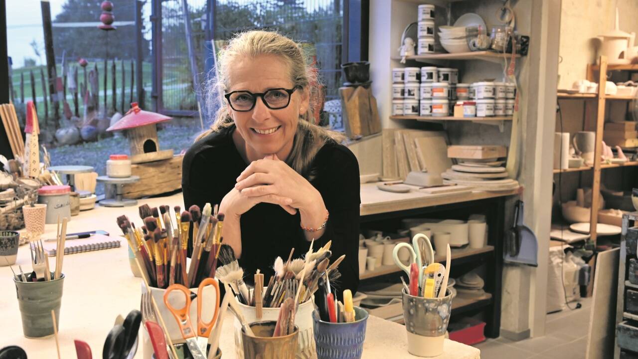 Andrea Strigl in ihrer Töpferwerkstatt in Koppl, wo man nach Herzenslust kreativ sein kann.  