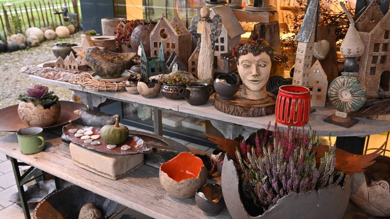 Mit adventlicher Deko werden Besucher:innen begrüßt. 