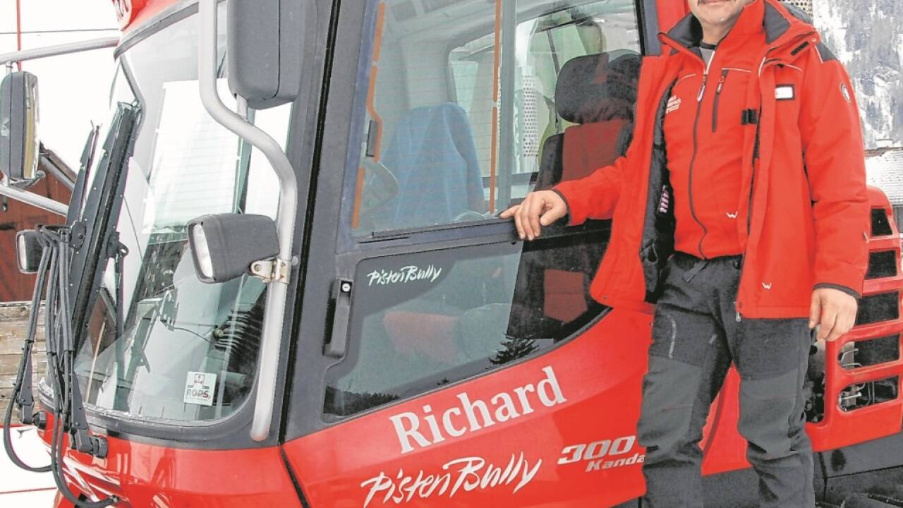 Richard Pacher mit seiner Pistenraupe. Bilder: hannes perner 