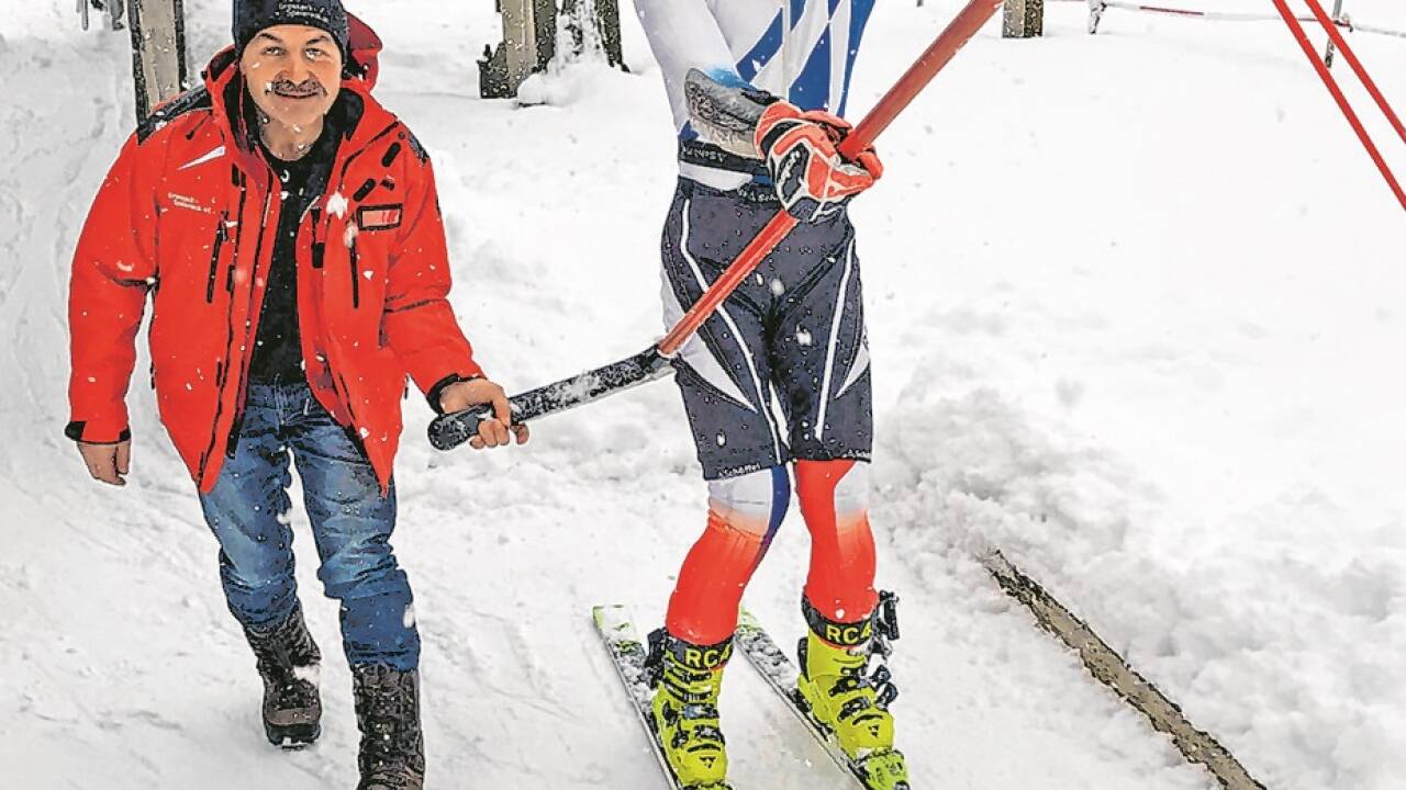 Richard Pacher hat den Bügel des Schleppliftes am Petersbründllift fest im Griff. Mit den Skistars von heute und morgen ist er auf Du und Du. 