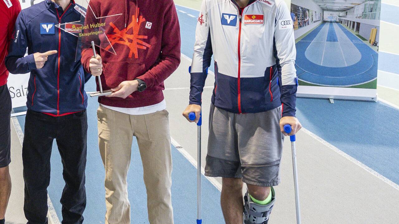 Bei der Stern-Verleihung im ULSZ Rif für Daniel Huber (links: Stefan Kraft) war Alex Diess trotz Einschränkungen mit dabei. Bei der Stern-Verleihung im ULSZ Rif für Daniel Huber (links: Stefan Kraft) war Alex Diess trotz Einschränkungen mit dabei.