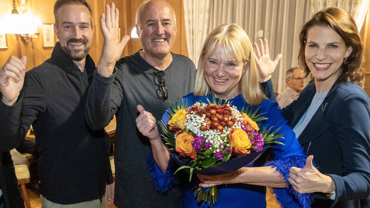 Die frisch gewählte Hofer Bürgermeisterin Daniela Rosenegger mit Gatte Matthäus sowie Landeshauptfrau Karoline Edtstadler und LH-Stv. Stefan Schnöll. 