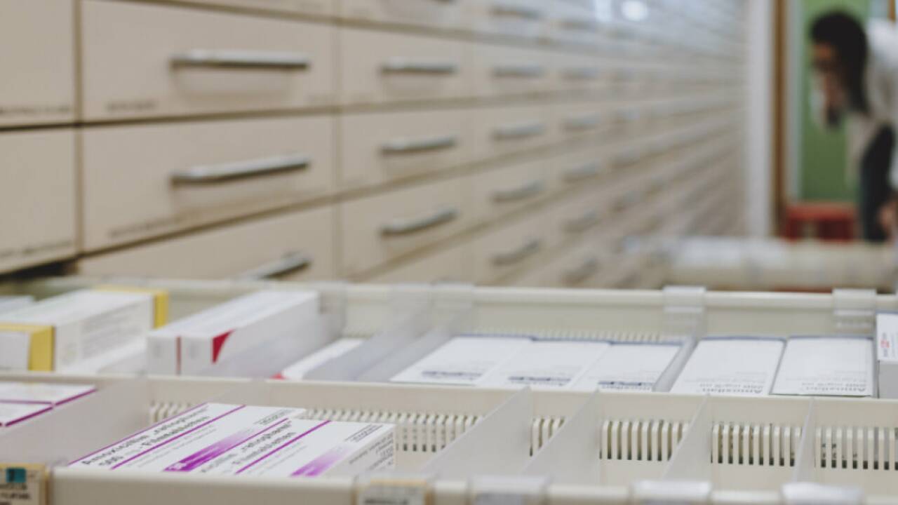 Die EU-Kommission hat erstmals ein Medikament zur Behandlung einer schweren chronischen Lungenkrankheit zugelassen. 