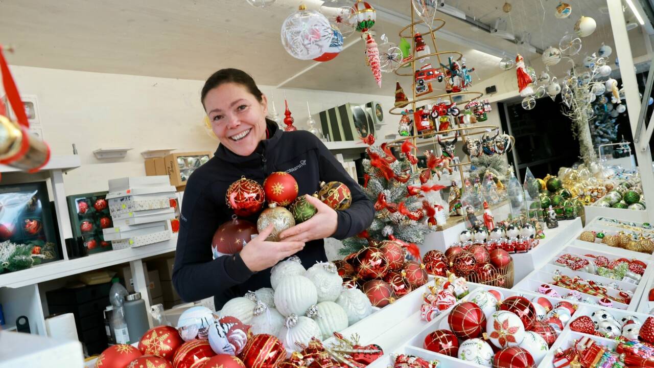 Ausstellerin Daniela Hufnagl aus Oberndorf ist bereit für die Eröffnung des Salzburger Christkindlmarkts am 20. November. 