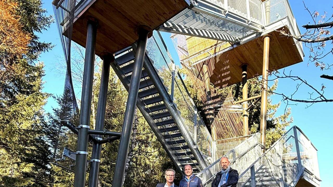 Johannes Hörl (Grohag-Vorstand), Thomas Noel (Technischer Leiter Grohag) und Krimmls Bürgermeister Erich Czerny bei dem neuen Aussichtsturm. 