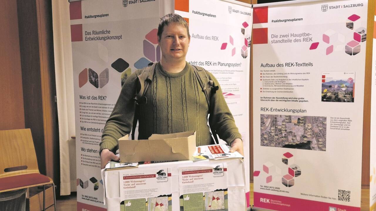 Christian Leitner von der Initiative „Grünland Salzburg“ in Aigen sammelte an die 40 Unterstützungserklärungen gegen die potenzielle Flächenumwidmung.  