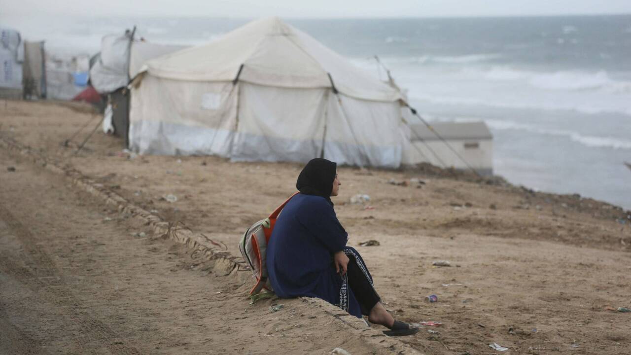 Am Strand des zentralen Gazastreifens dehnt sich eine Zeltstadt aus. 