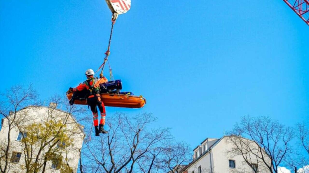 Der Verletzte wurde mittels Baustellenkran geborgen 