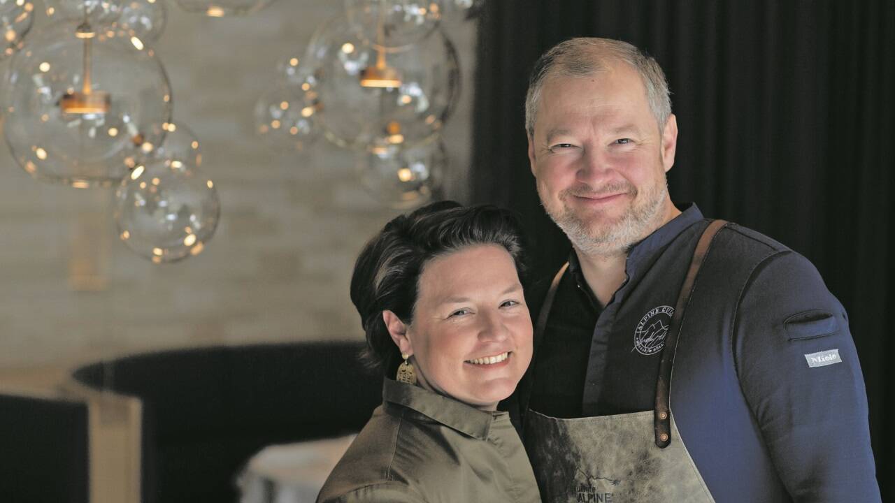 Andreas Döllerer, im Bild mit seiner Frau Christl, hat sich erneut fünf Hauben erkocht. 