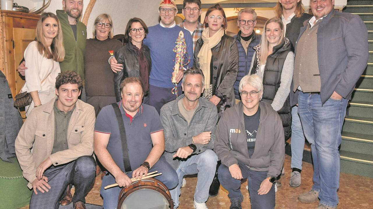 Im Bild der neue Prinz Andreas I. (7. v. l.) mit dem Faschingsorganisationskomitee aus Mauterndorf. 