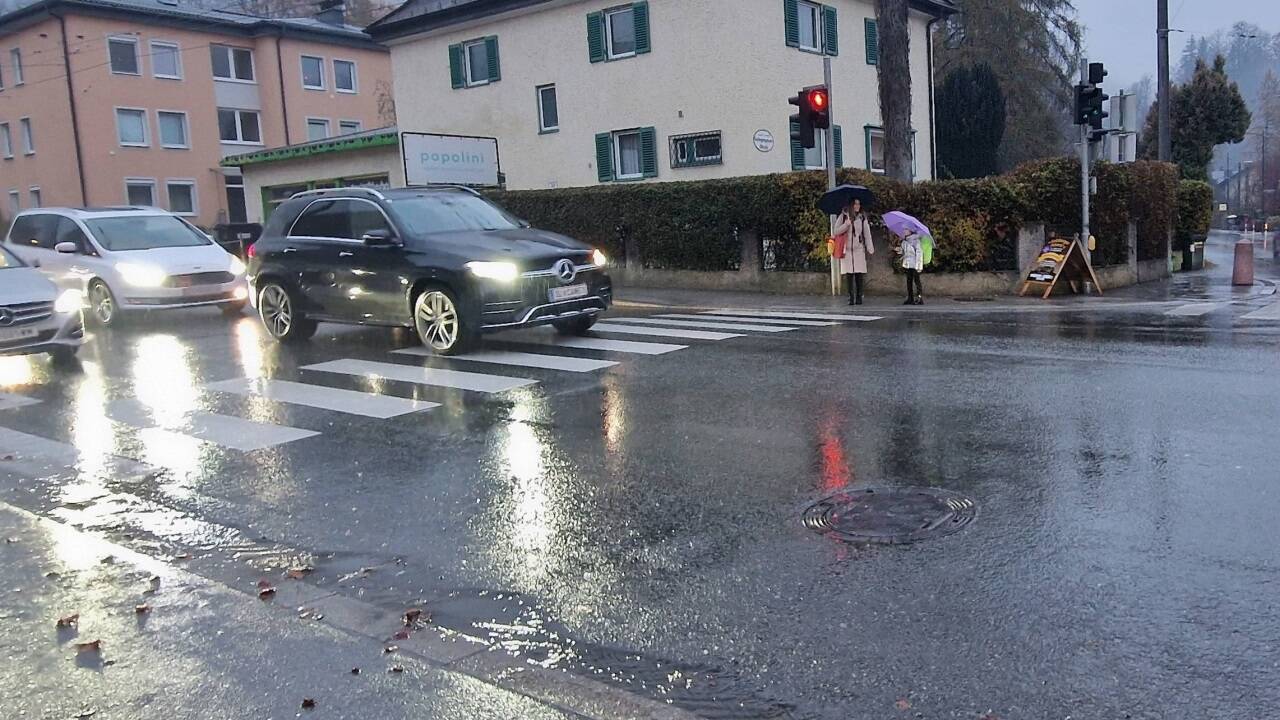 Viele Schul- und Kindergartenkinder kommen mit ihren Eltern aus der Versorgungshausstraße. Dabei soll es auch immer wieder zu gefährlichen Situationen kommen. 
