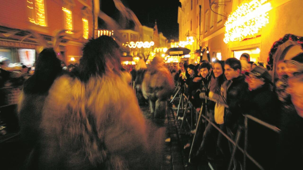Solche Bilder wird es in diesem Jahr aus der Halleiner Altstadt nicht zu bewundern geben. 