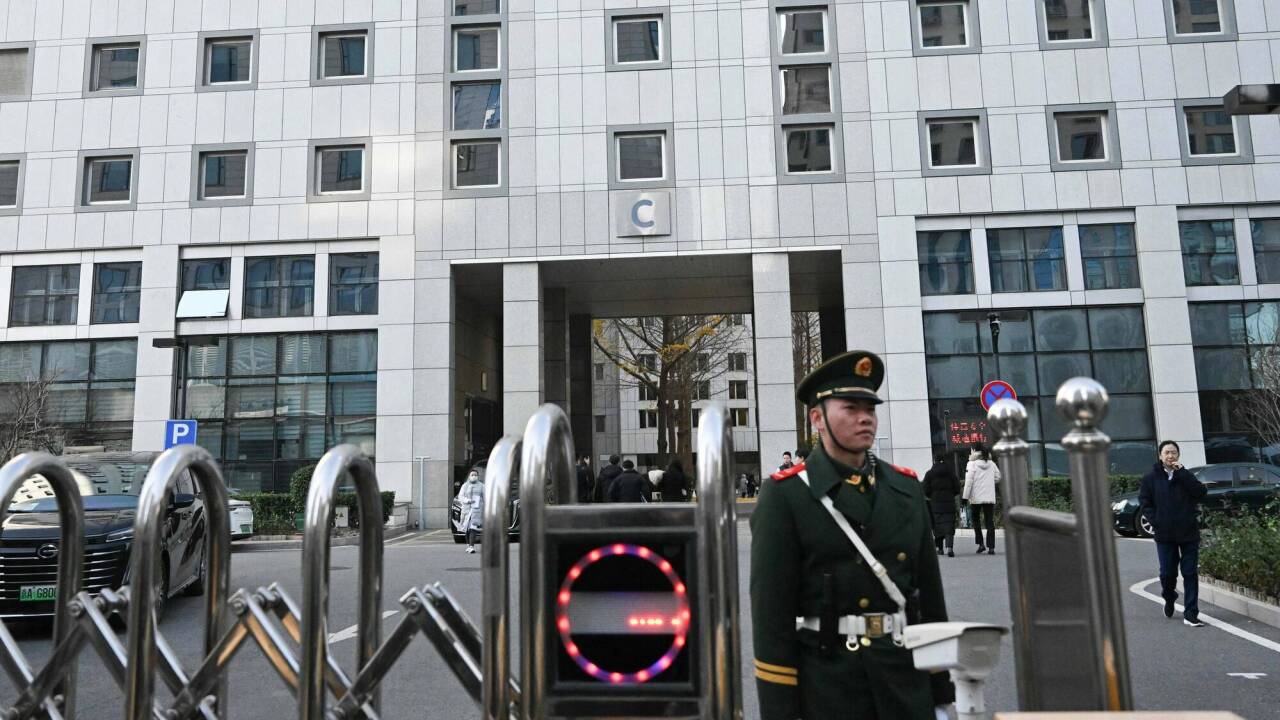 Ein paramilitärischer Polizist bewacht ein Gebäude des japanischen Außenministeriums in Peking. Japan hat seine Staatsbürger in China angesichts der diplomatischen Spannungen um die Äußerungen von Premierministerin Sanae Takaichi zu Taiwan gewarnt, vorsichtig zu sein und große Menschenansammlungen zu meiden.  