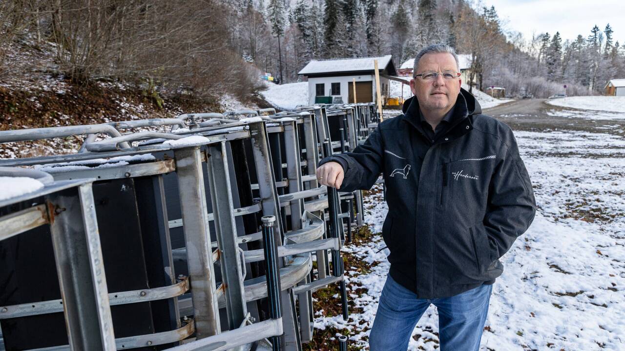Albert Ebner vor den für Revisionsarbeiten aufgereihten Sesseln des Dreiersesselliftes in Hintersee. 