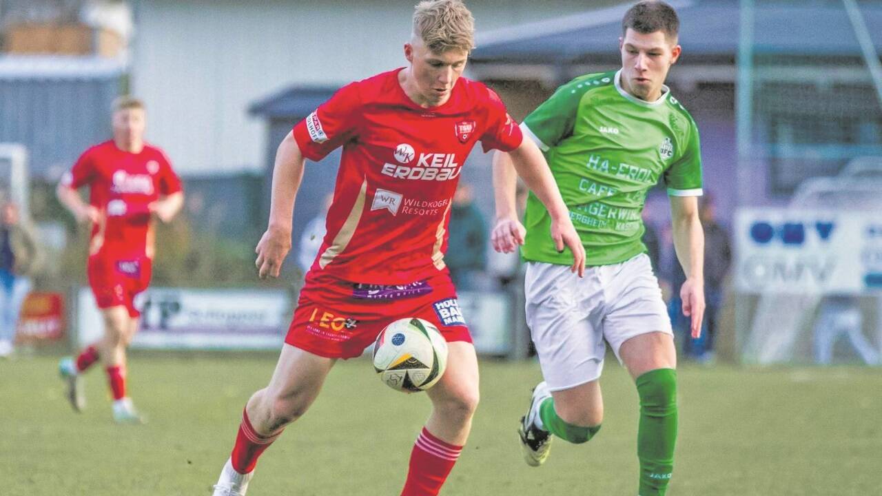 Nico Lukasser-Weitlaner (links) führt die Torschützenliste in der Salzburger Liga mit 19 Treffern an. 