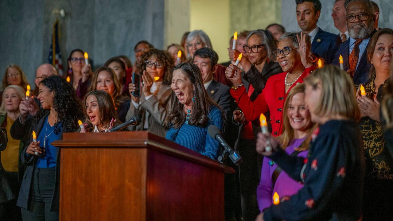 Die US-Demokratin Teresa Leger Fernandez verkündet vor Teilnehmern einer Kundgebung für die Opfer Epsteins, dass der Senat die Freigabe der Akten durchgewunken hat. 