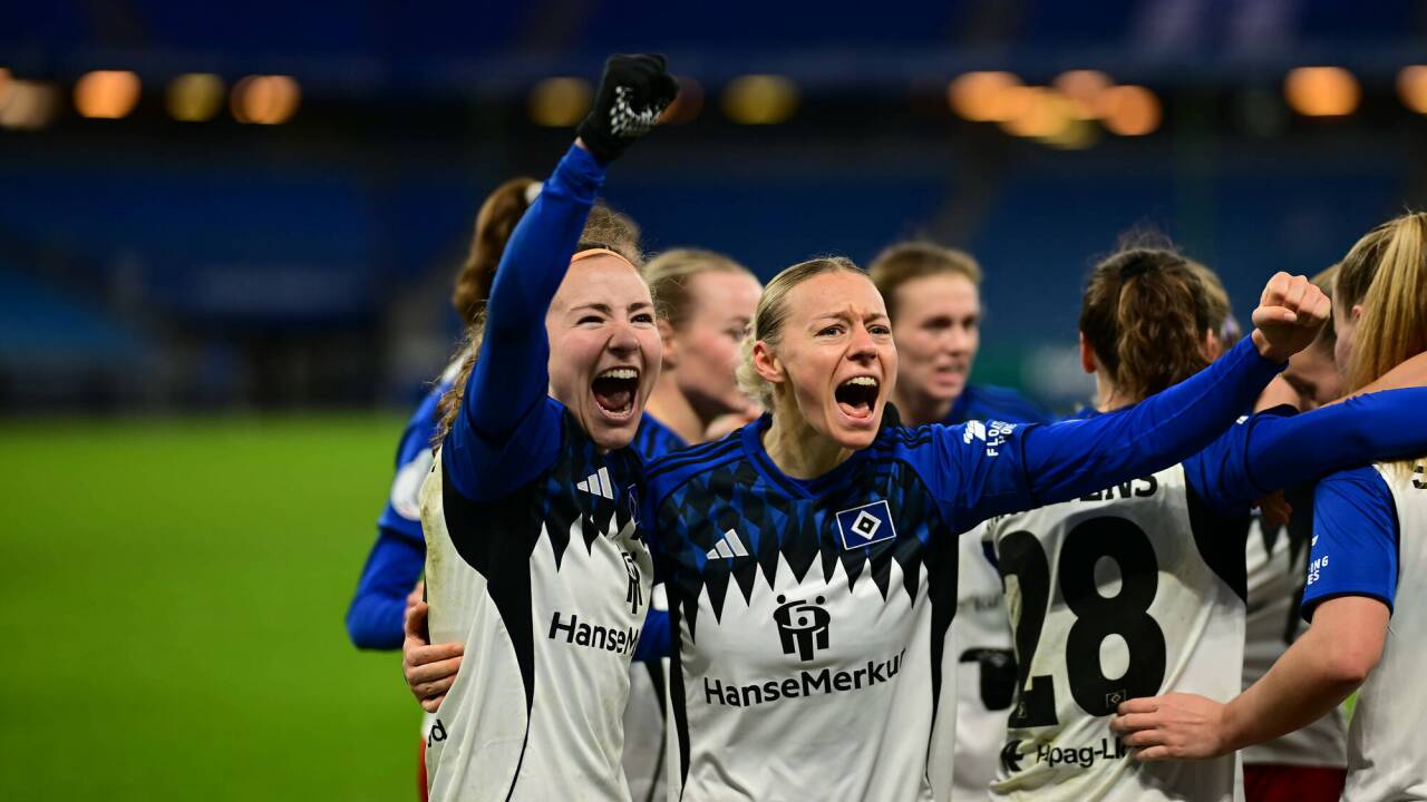 Melanie Brunnthaler (links) und Sophie Hillebrand jubelten mit dem HSV über den Pokalerfolg gegen Leverkusen. 