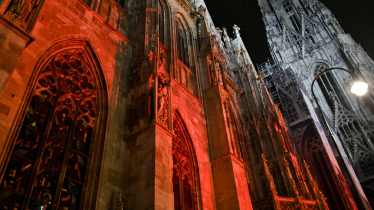 Auch in Österreich werden Gebäude rot beleuchtet (Archivbild) Auch in Österreich werden Gebäude rot beleuchtet (Archivbild)