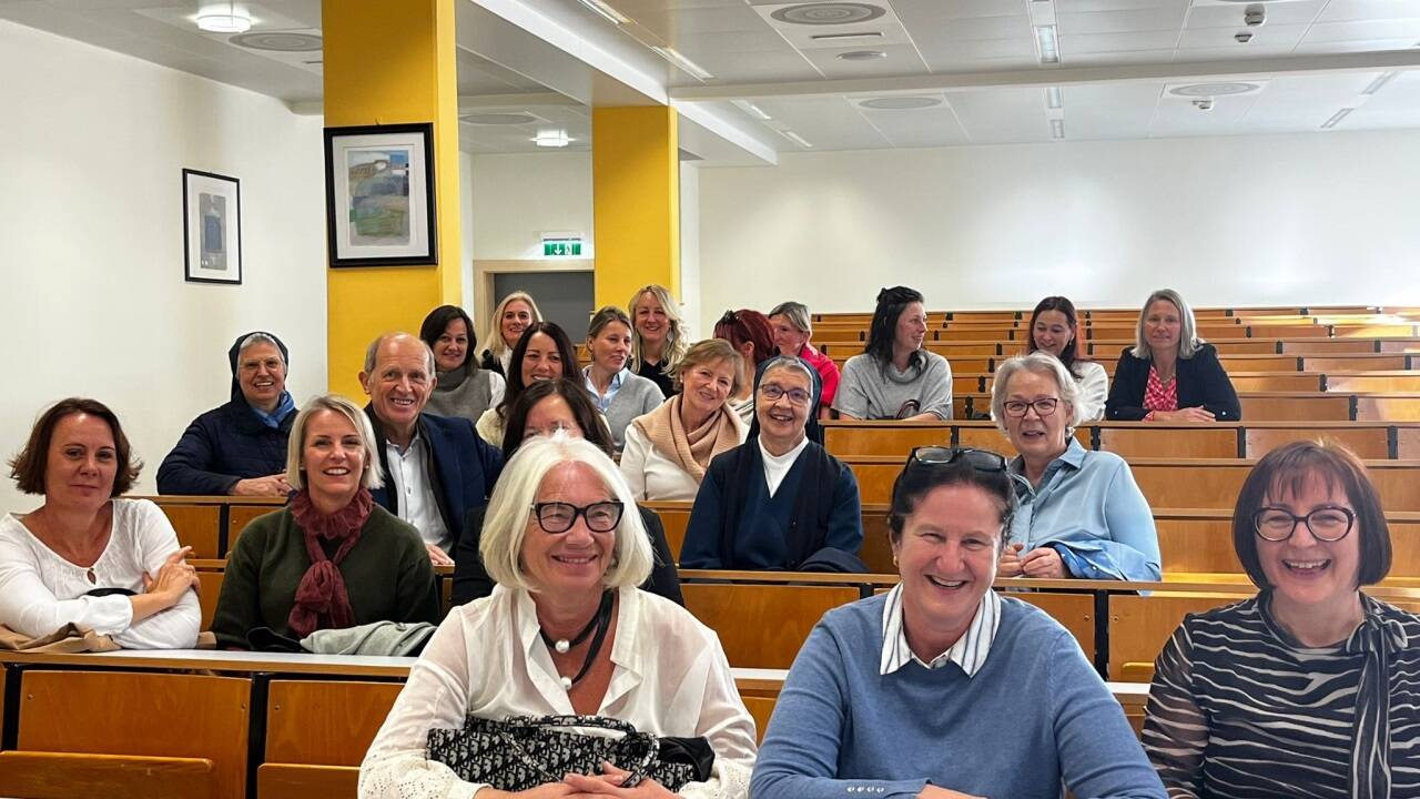 30 Jahre nach ihrem Abschluss trafen sich 17 Absolventinnen der Krankenpflegeschule wieder. 