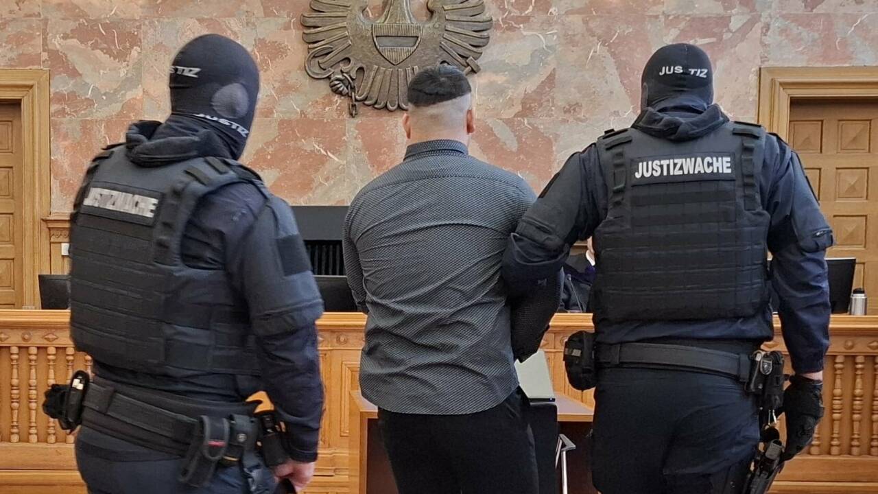 Der Angeklagte wurde von vermummten Justizwachebeamten vorgeführt. Der Angeklagte wurde von vermummten Justizwachebeamten vorgeführt.