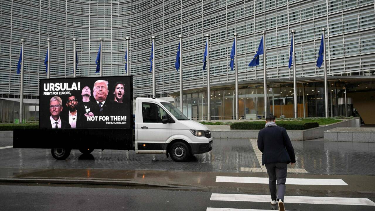 Datenschützer protestierten am Mittwoch vor dem Sitz des Kommissionsgebäudes in Brüssel gegen die geplanten Änderungen. 
